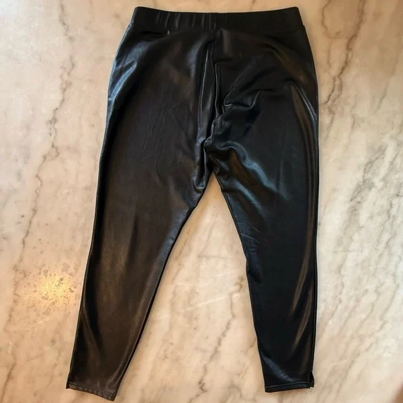 HUE women Sleek Black faux leather leggings size large - Picture 7 of 7